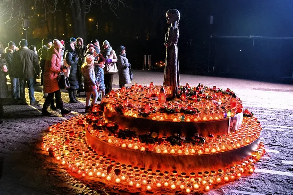 Holodomor anıtı mum yak görsel