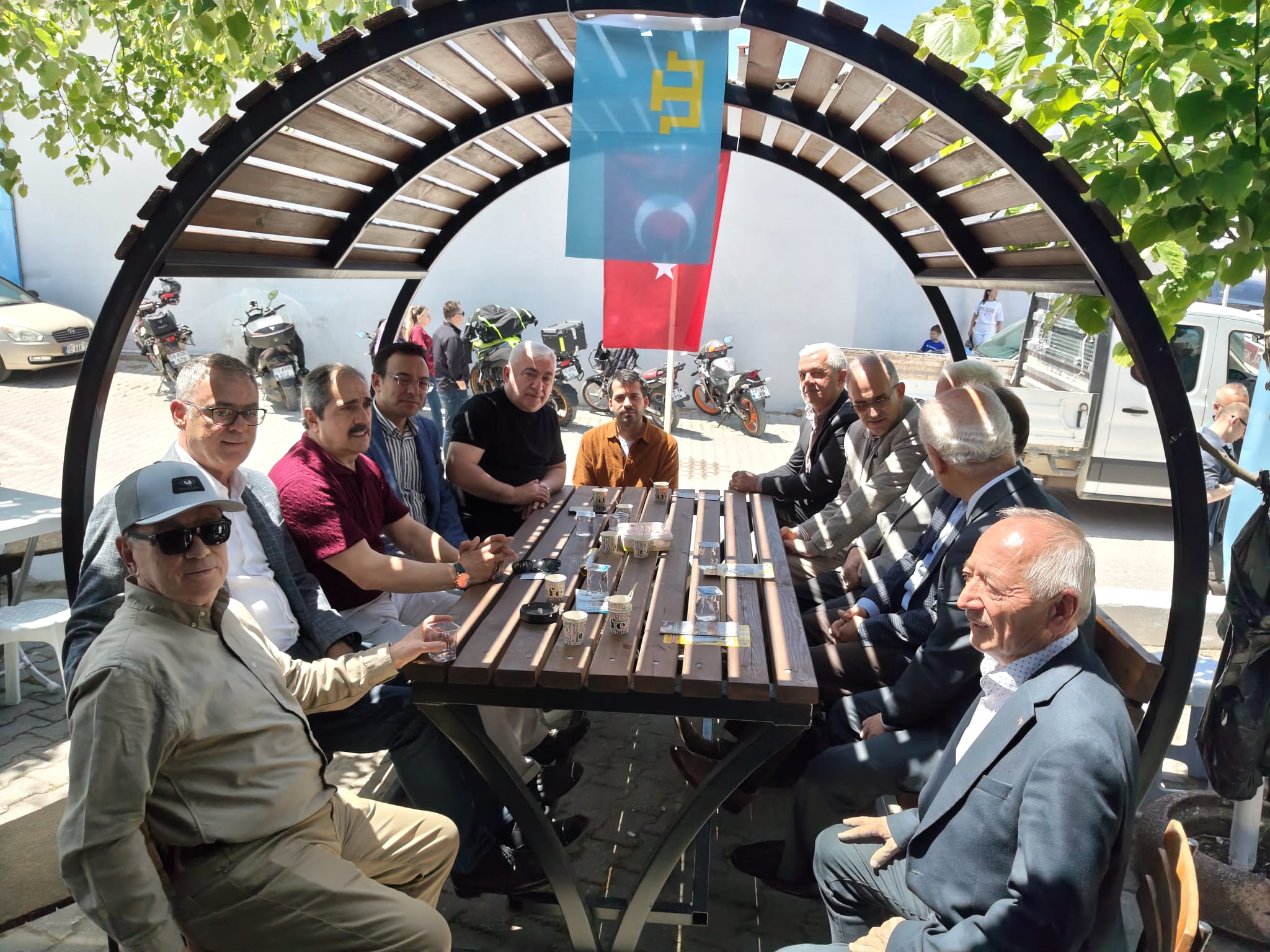Çardakta oturanlar