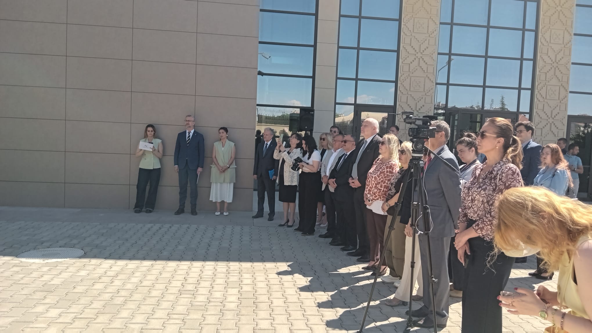 Konuşmaları dinleyenler