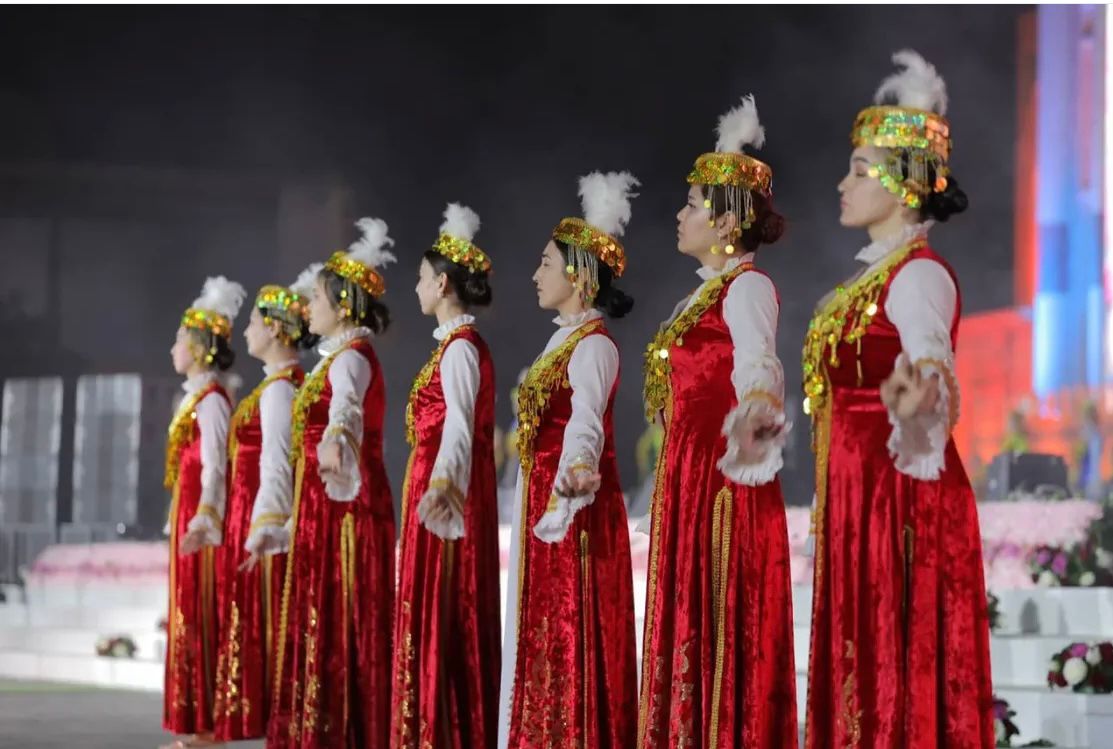 Kırmızı elbiseli kızlar