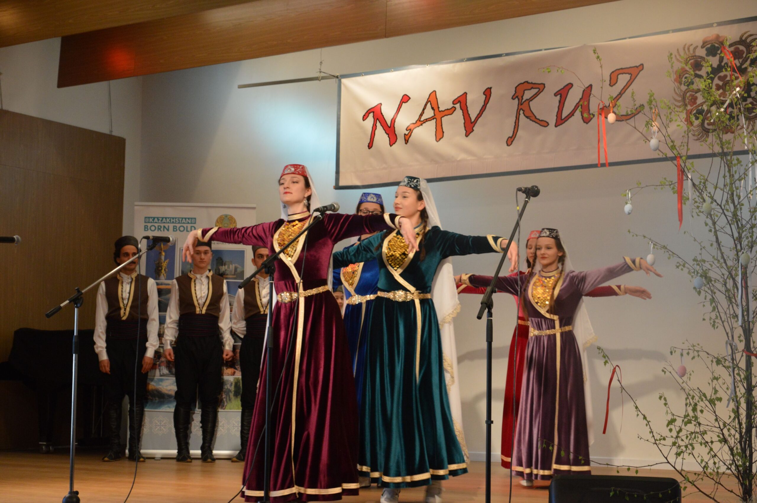 Kızlar sahnede